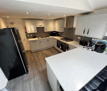 5 bedroom end of terrace house to rent - Photo 4