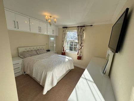 London Road, Camberley, Surrey, GU15 - Photo 3