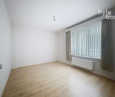 Centraal gelegen, ruim 3 slaapkamer appartement - Photo 4