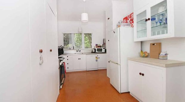 ROSLYN - 1 BEDROOM - Photo 1