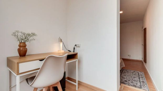 Room in a shared 10-bedroom apartment for rent in la Dreta de l'Eixample perfect for professionals. - Photo 1