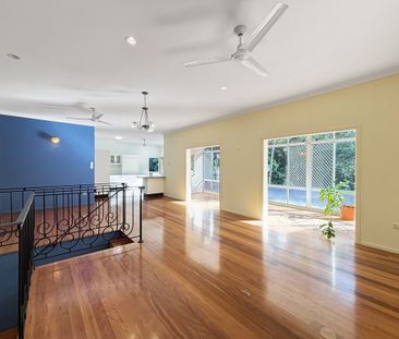 Spacious Family Home in Leafy Cul-De-Sac, with Pool! - Photo 5