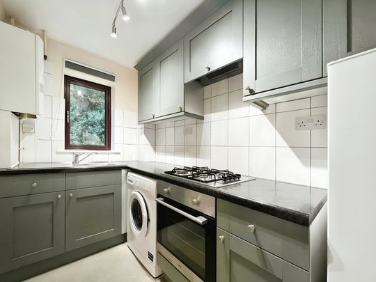 1 bed terraced house to rent in Langtons Meadow, Farnham Common, SL2 - Photo 1