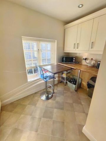 2 bedroom mews to rent - Photo 5