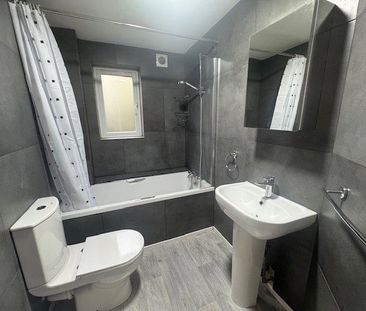 2 bedroom apartment to rent Clowser Close, Water Gardens, Sutton, SM1 - Photo 2