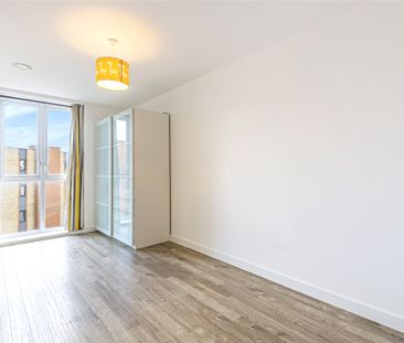 2 bedroom Flat in Oscar Wilde Road, Reading - Photo 6