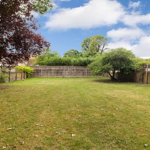 Cosy studio in a period house with access to a garden - Photo 1