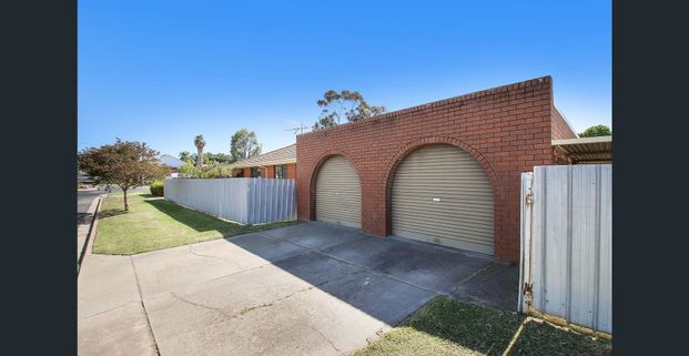Spacious Four Bedroom Family Home - Freshly Updated & Close to Everything! - Photo 1