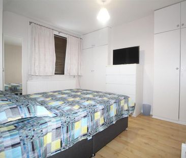 4 bedroom end of terrace house to rent - Photo 5