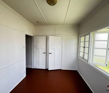 Spacious family living in an unbeatable location - Photo 4