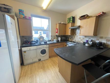1 bedroom in a house share to rent - Photo 3