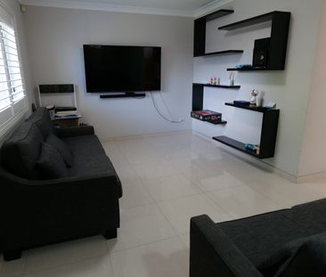 Townhouse for Rent (3 Bedrooms, 2 Bathrooms) - Photo 1