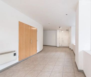 3 bedroom flat in London - Photo 2