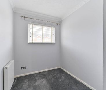 4 bedroom end of terrace house to rent - Photo 2
