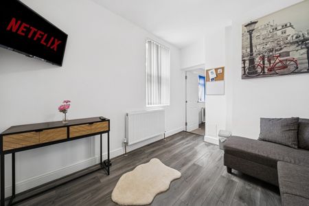 6 Bed Detached House, Belle Vue Road, BS5 - Photo 3