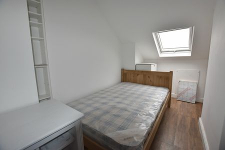 6 Bedroom Mid Terraced House - Photo 3