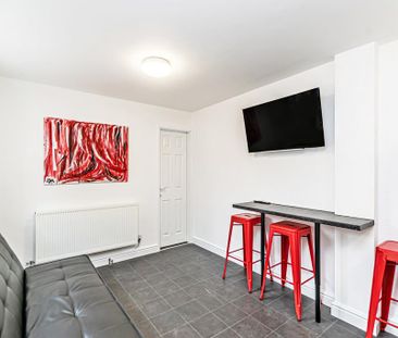 1 bedroom in a house share to rent - Photo 2