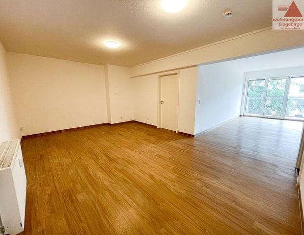 Moderne 3-Raum-Wohnung mit Balkon und Einbauküche in Aue - Photo 1
