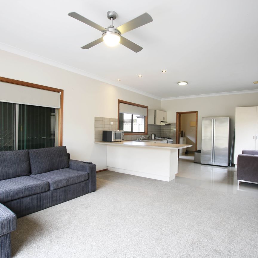 Spacious One Bedroom Unit, Short Distance From Cbd - Photo 1