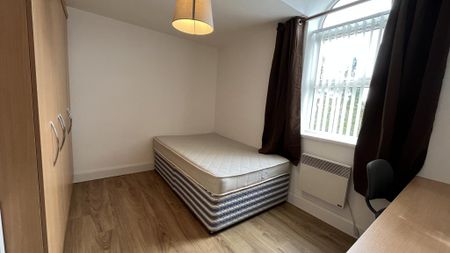 2 bedroom flat to rent - Photo 2