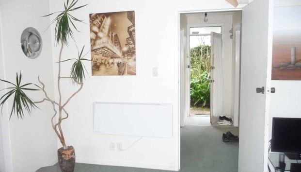 Spacious ground floor unit with parking. West facing for loads of afternoon sun. - Photo 1