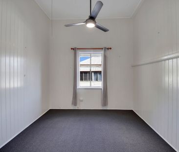 Beautiful 3 Bedroom Queenslander Close to Town - Photo 6