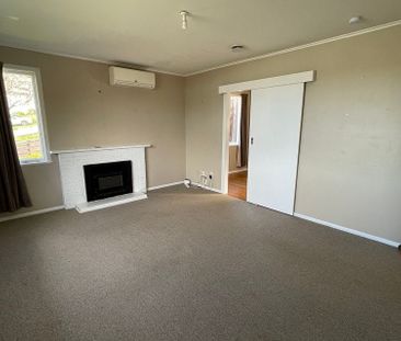 Sunny tidy 3 bedroom . Spacious deck and backyard - Photo 2