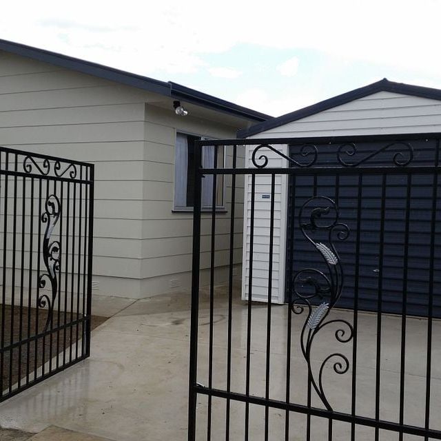 LOVELY TIDY 3 BEDROOM HOME - Photo 1