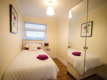 Double Room | 7min walk to Town & Station Room 2 - Photo 5