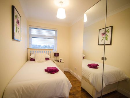 Double Room | 7min walk to Town & Station - Photo 3