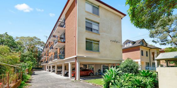 Perfectly Positioned Apartment with - Photo 3