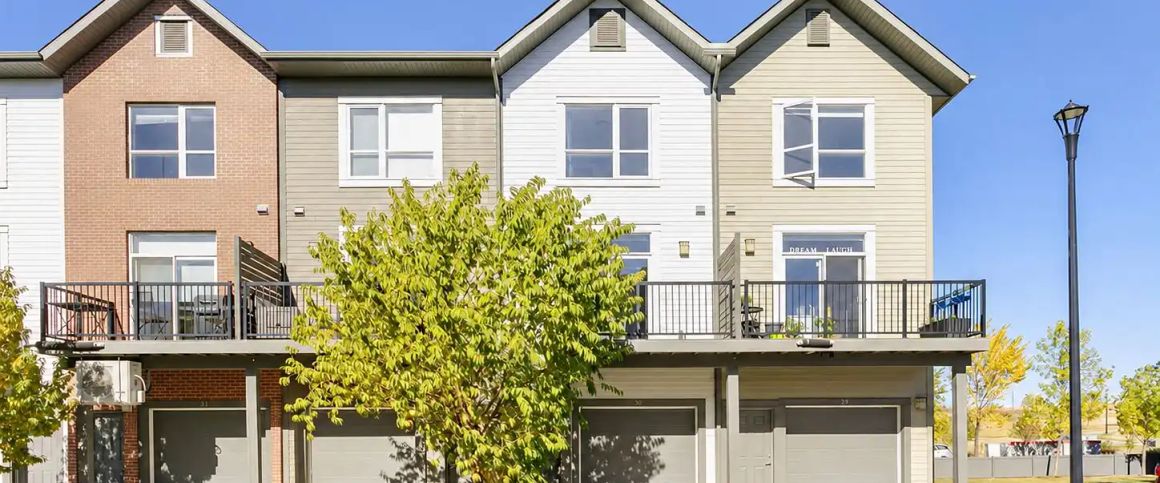 Cozy 2 Bedroom 2.5 Bath Townhouse in Beautiful Griesbach — 2 Bedrooms+ Den Townhouse - Photo 1