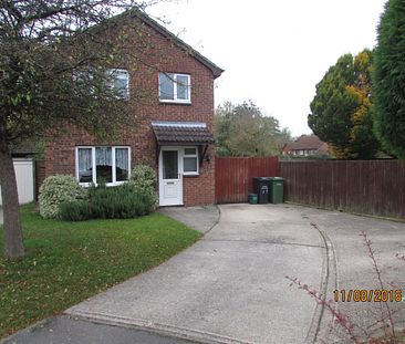 4 bed Semi-Detached - To Let - Photo 2