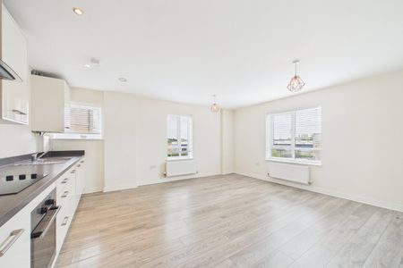 2 bedroom Flat in Fleming Place, Bracknell - Photo 2