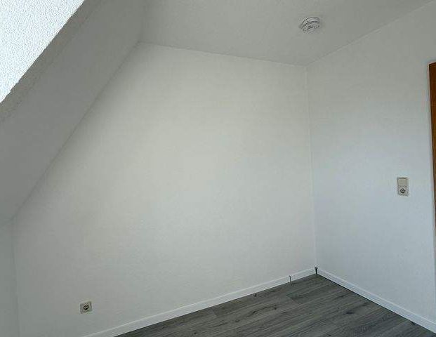 Schöne helle renovierte Dachgeschoss 2 Raum Wohnung in Hartenstein ab sofort zu vermieten - Photo 1