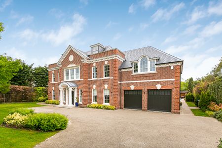 Expansive family home with private swimming pool for rent in Oxshott - Photo 5