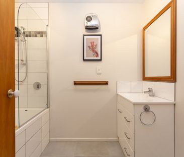 Private 3 bedroom family home – gardener included! - Photo 6