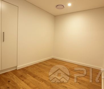 Luxury Apartment great location with plenty sunshine + Bedroom size study with wardrobe (the 2nd bedroom) - Photo 3