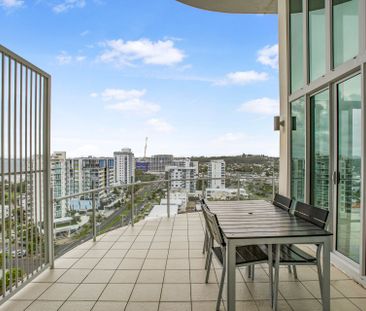 Luxurious Multi-Level Penthouse with Private Rooftop Jacuzzi & Pano... - Photo 1