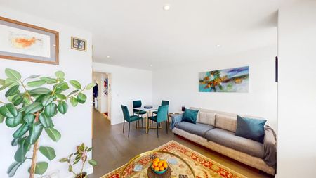 Stunning one bedroom property with great space in an amazing location - Photo 2