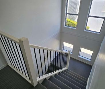 Helensvale - Photo 2