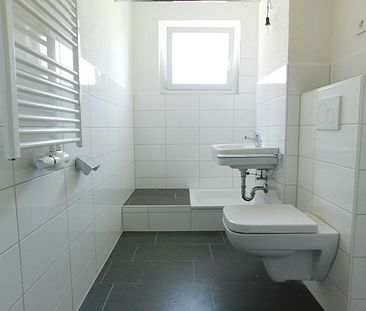 Obergeschoss mit Dusche und Fenster im Bad - Foto 5