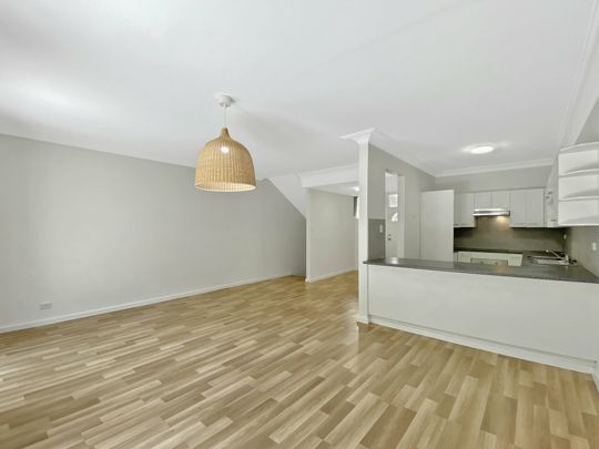 Spacious 3 Bedroom Townhouse ! - Photo 1