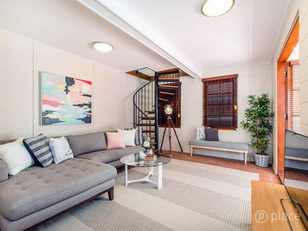 Fantastic Home in a Desirable Family Friendly Coorparoo Locale - Pets OK - Photo 2