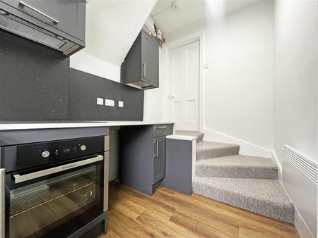 1 bedroom Flat to rent - Photo 5