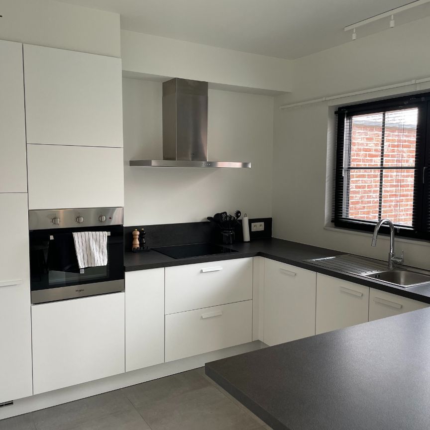 Drie slaapkamer EENGEZINSWONING met garage & tuin - Photo 1