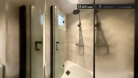 Room in a shared 3-bedroom apartment for rent in la Sagrada Familla, Barcelona. - Photo 2
