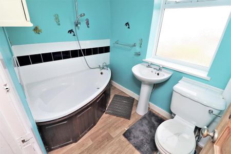 3 bedroom semi-detached house to rent - Photo 4