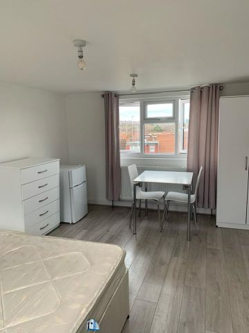 Room in a Shared House, Crest Road, NW2 - Photo 2