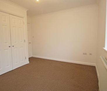 4 bedroom semi-detached house to rent - Photo 2